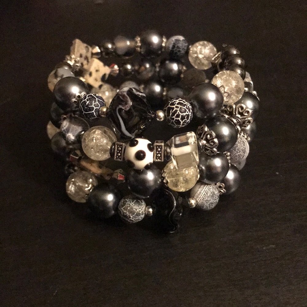 Hand crafted black & white memory wire bracelet - Picture 4 of 6